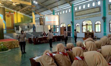 Polwan-Polres-Ngawi-Beri-Edukasi-Cegah-Bullying-dan-Kenakalan-Remaja-di-Ponpes